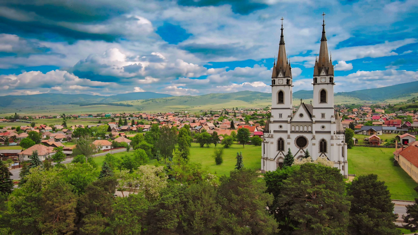 Bine ați venit pe site-ul oficial al Ditrău!