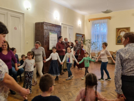 Gyerektáncházat tartottak Ditróban RO